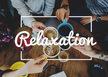 Arkadaşlar kahve içiyor. 