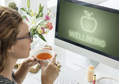 çay bardağı tutan kadın