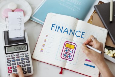 Günlüğe notlar yazan kadın