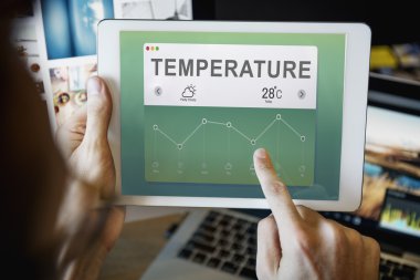 Dijital tabletli adam 