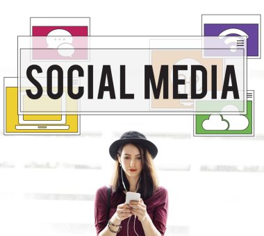 Akıllı telefon tarama şapkalı kadın