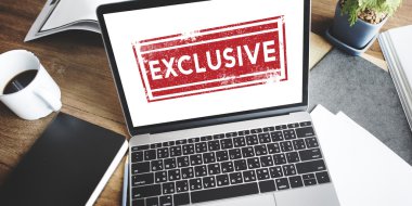 ekranda metin olan dizüstü bilgisayar