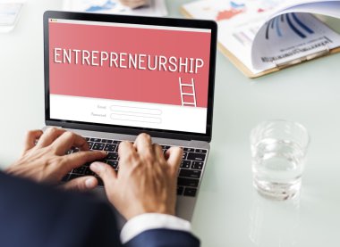 Bilgisayarla çalışan bir iş adamı