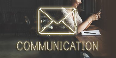 Kız telefonu tarama Cafe