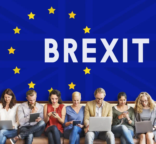 La gente se sienta con dispositivos y Brexit — Foto de Stock