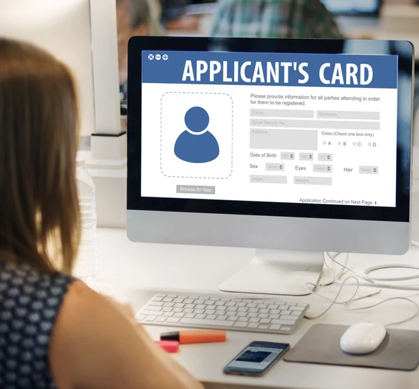 Vrouw met behulp van computer — Stockfoto