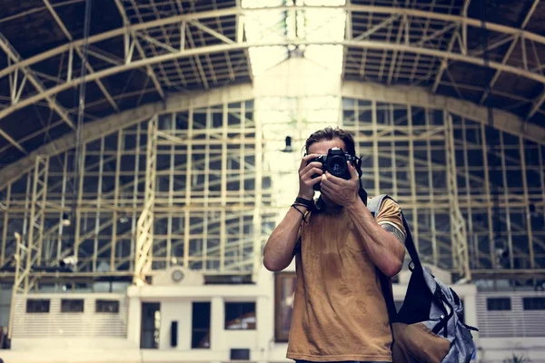 Hombre con cámara en la estación de tren —  Fotos de Stock