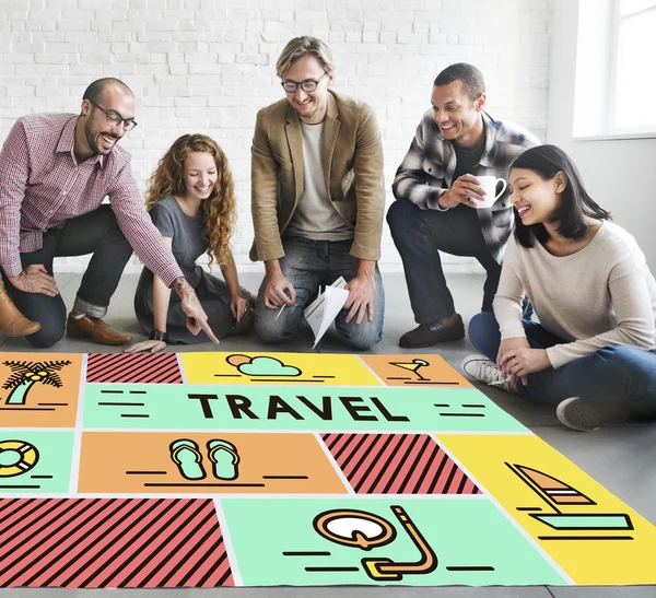 Diseñadores trabajando con póster y viajes — Foto de Stock