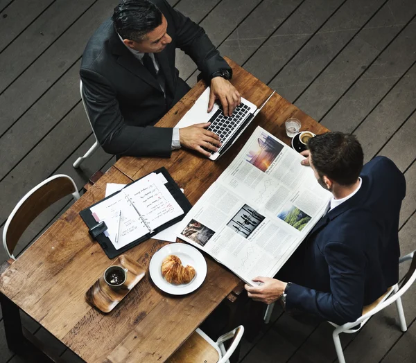 Ondernemers werken bij café — Stockfoto