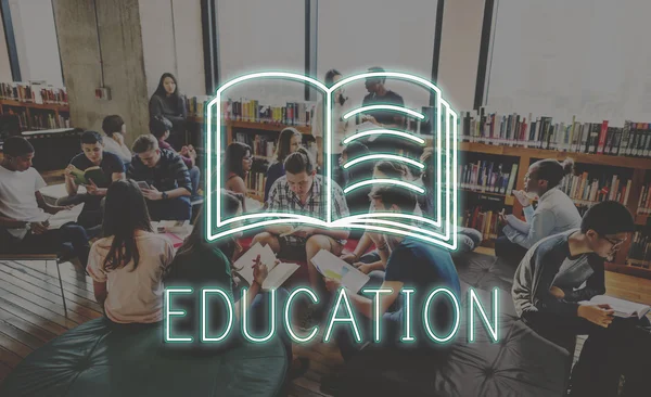 Students reading books in university library — Stock Photo, Image