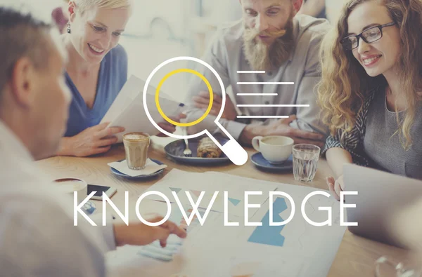 Menschen diskutieren über Wissen — Stockfoto