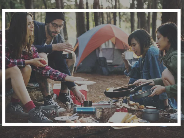 Amigos cozinhar ao ar livre na floresta — Fotografia de Stock