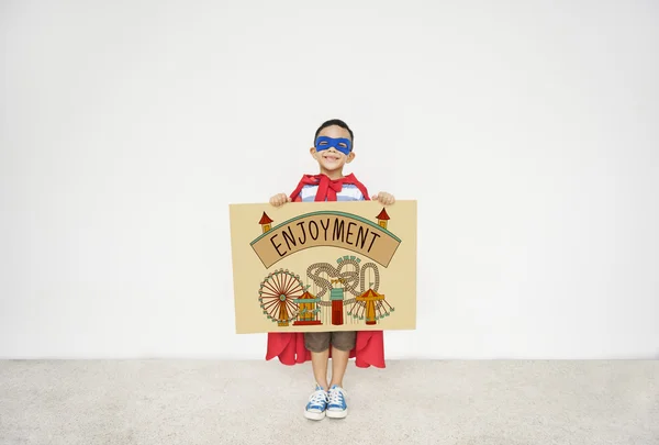 Rapaz super-herói com papelão nas mãos — Fotografia de Stock