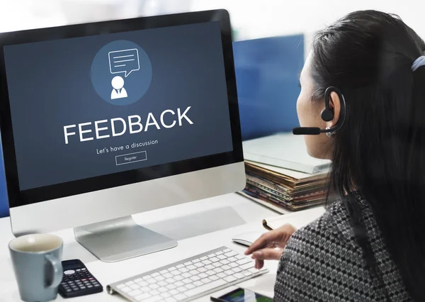 Businesswoman working on computer with Feedback — Stock Photo, Image