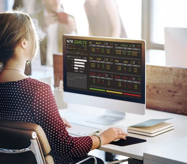 Affärskvinna som arbetar på dator med börsen — Stockfoto