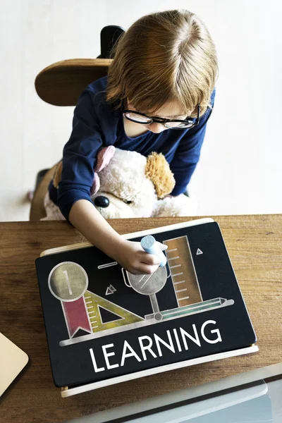 Menina desenho no quadro — Fotografia de Stock