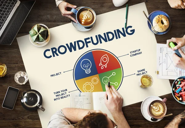 Tabel met poster met Crowdfunding — Stockfoto