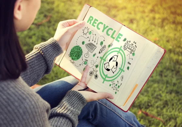 Meisje met dagboek in het park — Stockfoto