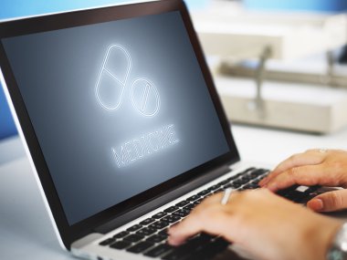 Dizüstü bilgisayar kullanan kadın 