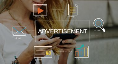 Cep telefonu ile reklam kullanan kadın