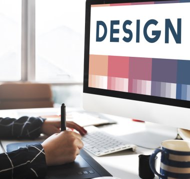 bilgisayar ile çalışan kadın