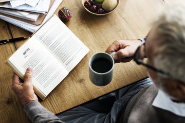 Son sınıf öğrencisi kitap okuyor.
