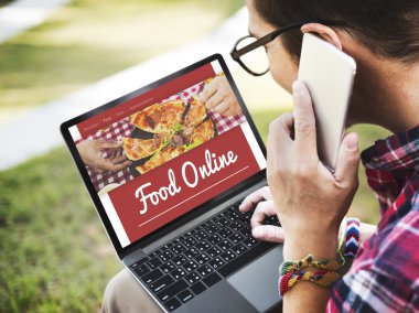 Adam akıllı telefon üstünde Laptop tarama ile