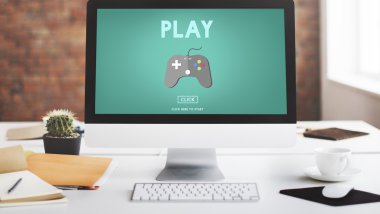 bilgisayar metin üstünde perde ile