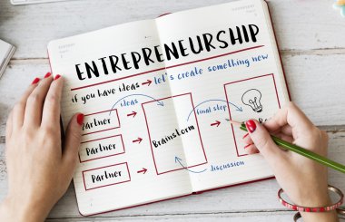 kadın kağıt günlüğüne yazma