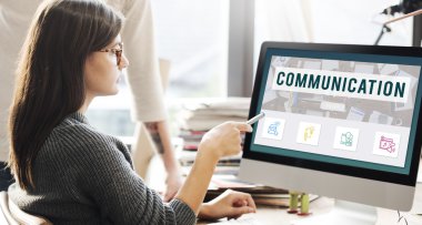 İletişim ile monitörde gösterilen kadın