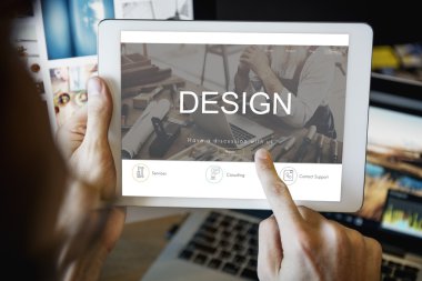 Dijital tabletli adam 