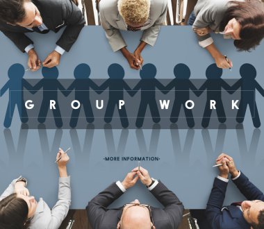  İnsanlar beyin fırtınası, tartışmak ve planlama