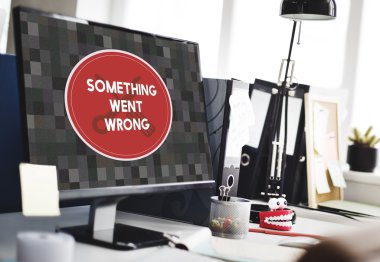 bilgisayar monitöründe çalışma alanı tablosu  