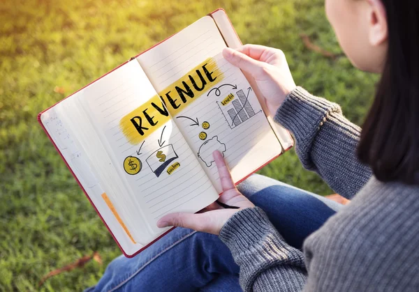 Ragazza con diario al parco — Foto Stock