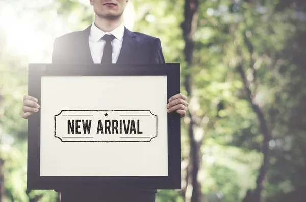 Hombre de negocios celebración de tablero de anuncios — Foto de Stock