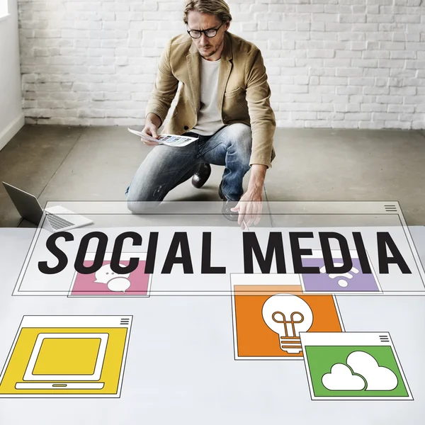 Affärsman som arbetar med sociala medier — Stockfoto