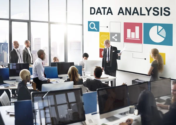 일 하는 사업 사람들 및 데이터 분석 — 스톡 사진