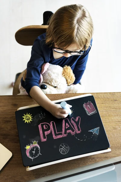 Meisje op blackboard tekening — Stockfoto