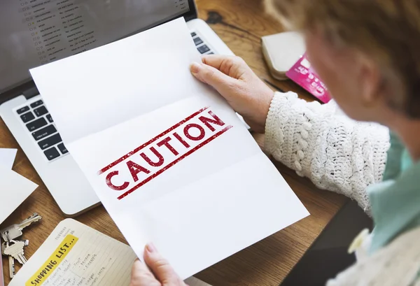 Pedazo de papel con precaución — Foto de Stock