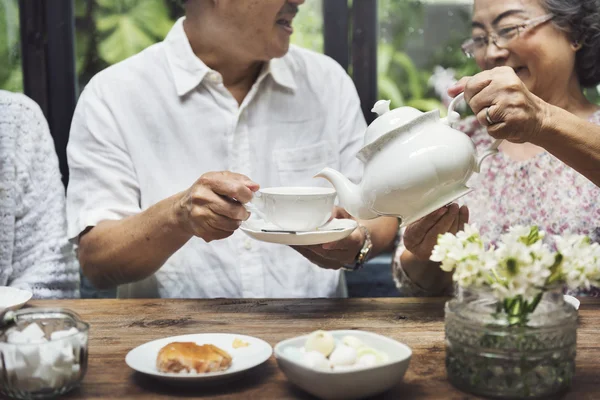 Bejaarde echtpaar het drinken van thee — Stockfoto