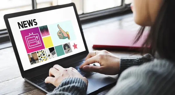 Menina no café navegando com laptop — Fotografia de Stock