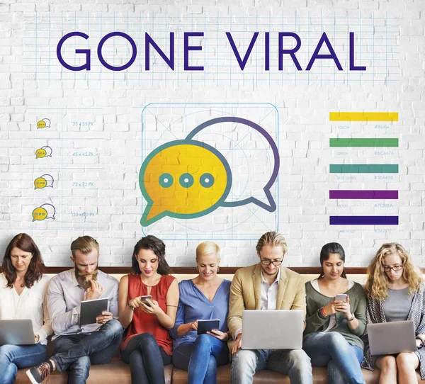 Folk sitter med enheterna och Gone Viral — Stockfoto