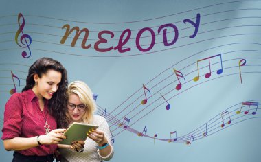 Dijital tablet kullanan kız öğrenciler