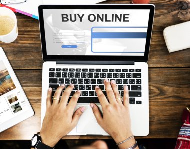 laptop ile çalışan kişi 