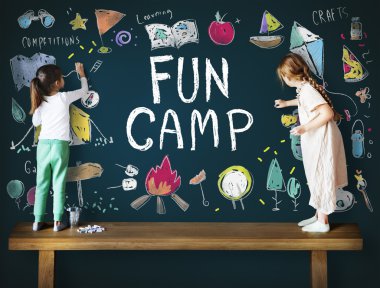 Yazı tahtası üzerinde çizim kızlar