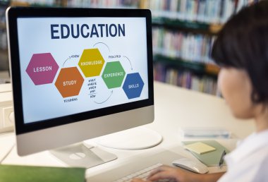 Bilgisayarla okuyan çocuk