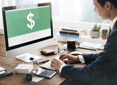 bilgisayar kullanarak iş adamı  