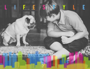 Çocuk köpekle oynuyor.