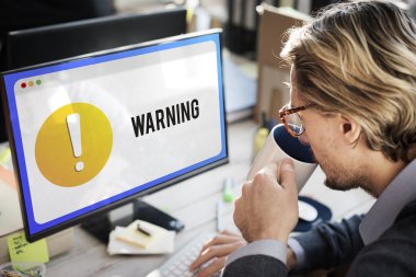 bilgisayarla çalışma iş adamı