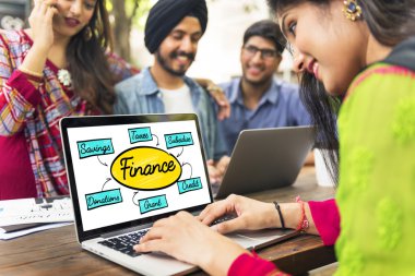 Açık havada okuyan Hintli öğrenciler